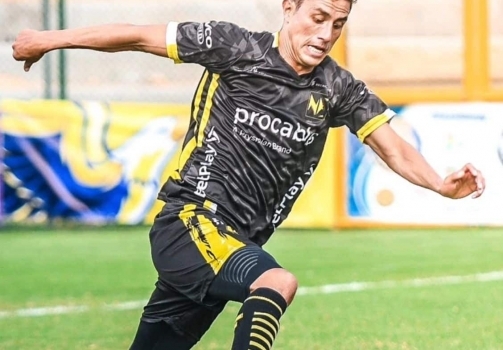 MORIS GUZMÁN Y CARLOS QUITIAN TALENTOS DE SUBA, QUE LEVANTARON EL TROFEO DE CAMPEÓN EN EL OLAYA.