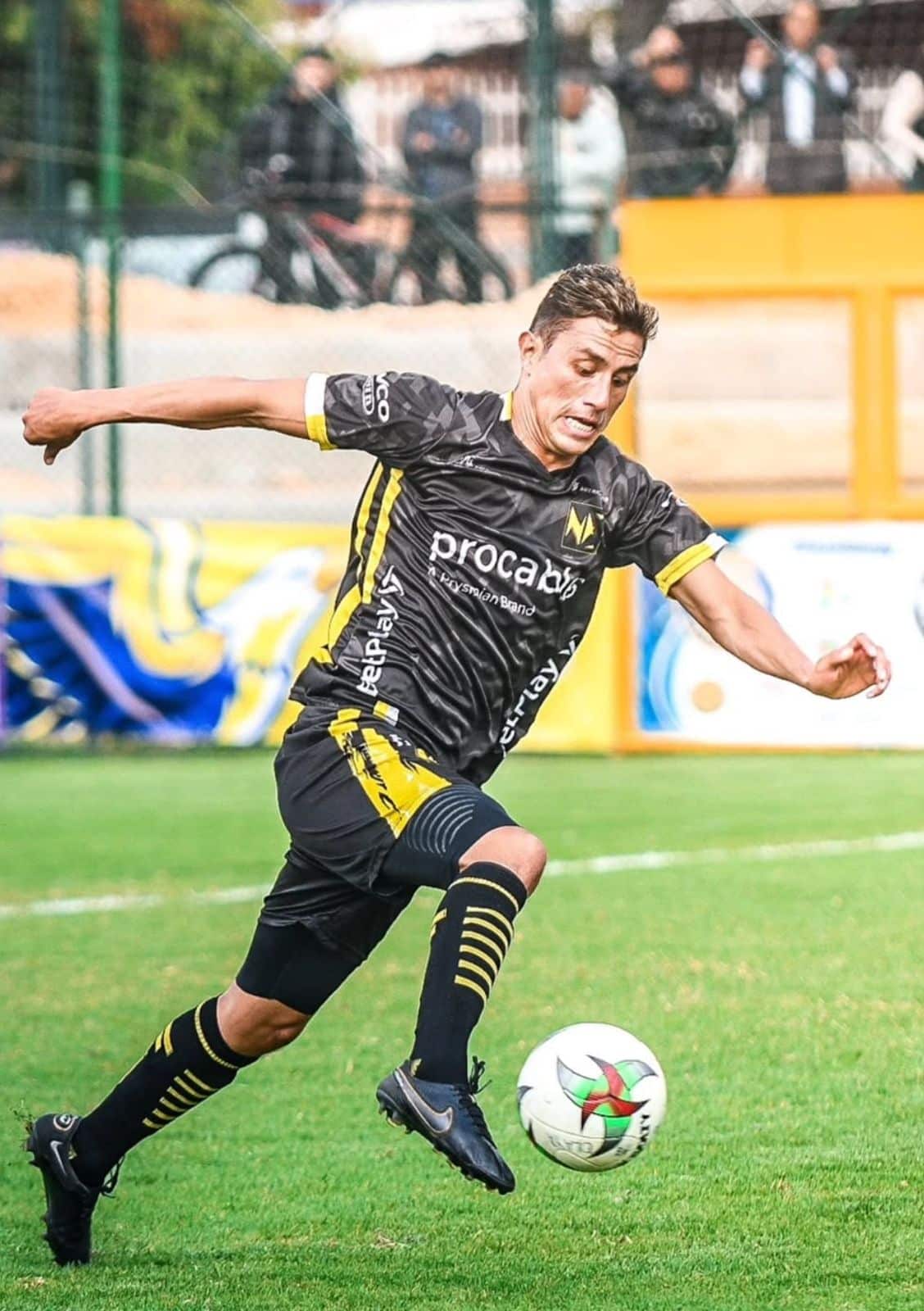 MORIS GUZMÁN Y CARLOS QUITIAN TALENTOS DE SUBA, QUE LEVANTARON EL TROFEO DE CAMPEÓN EN EL OLAYA.